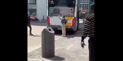 Reținut de polițiști după ce a înjunghiat o persoană în autobuz Foto X jpg