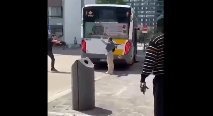 Reținut de polițiști după ce a înjunghiat o persoană în autobuz Foto: Captură video X