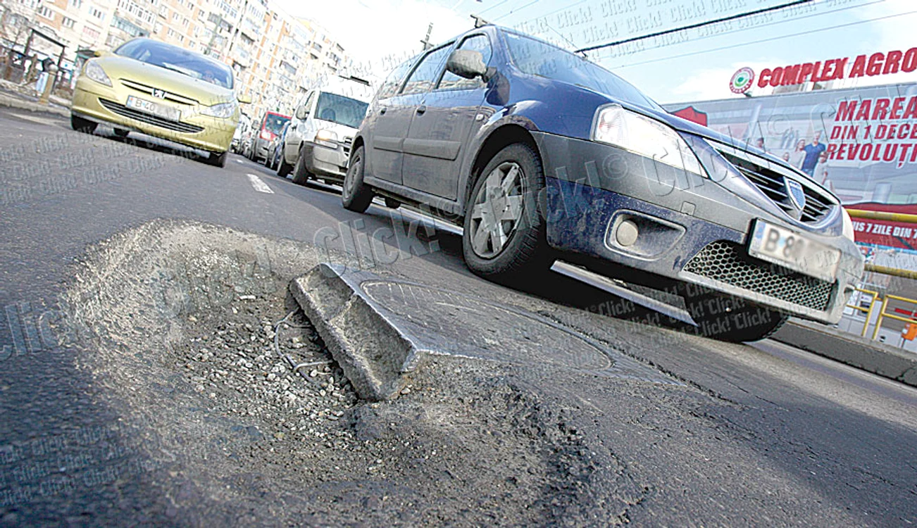 O ditamai groapa  a răsărit chiar pe  mijlocul străzii
