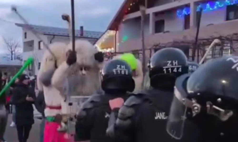 Alertă la Ruginoasa, la tradiționala bătaie dintre „deal” și „vale”. Jandarmii au folosit gaze lacrimogene