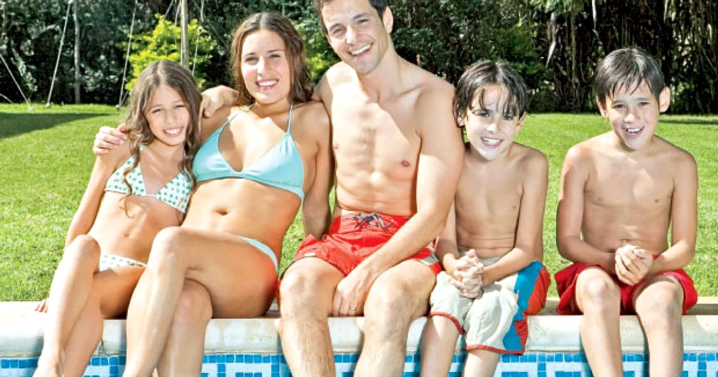 Mai ales marginile piscinelor sunt surse de infecţii cu bacterii sau ciuperci