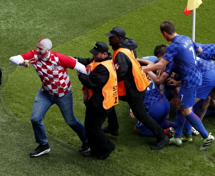 Suporterul a fost scos de pe teren de fortele de securitate