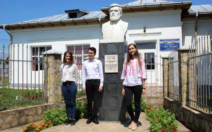 Teodora Prodan,Ionuţ Guzu şi Alexandra Lupu elevi ai Şcolii ”Ion Bojoi” Flămânzi FOTO Cosmin Zamfirache