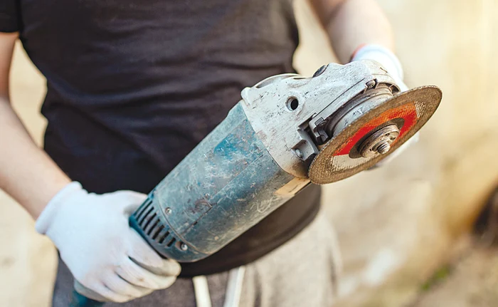 
    Bărbatul s-a tăiat cu flexul după ce a fost externat de la spitalul suport COVID din Bârlad  