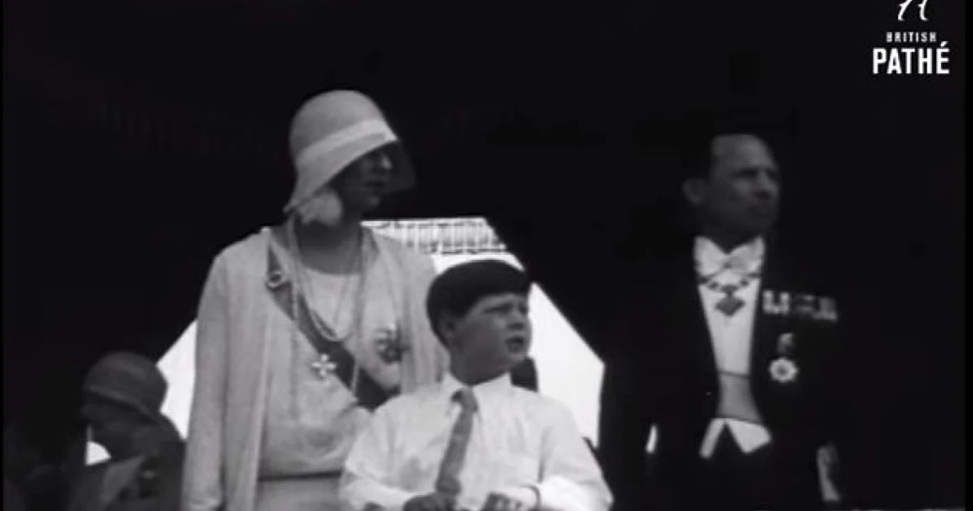 Regele Mihai asistă la parada ce are loc la Alba Iulia. Foto: captură youtube British Pathe