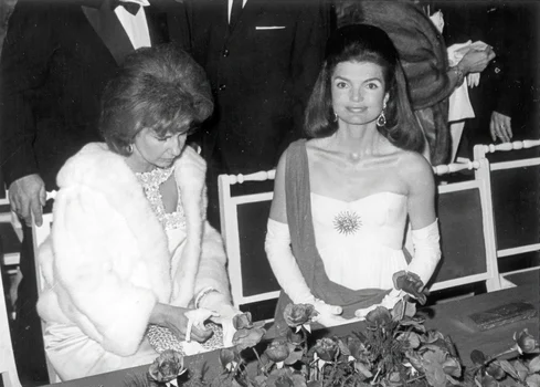 Ducesa de Alba și Jackie Kennedy la Feria de Abril, Sevilla, 1966. FOTO: Profimedia