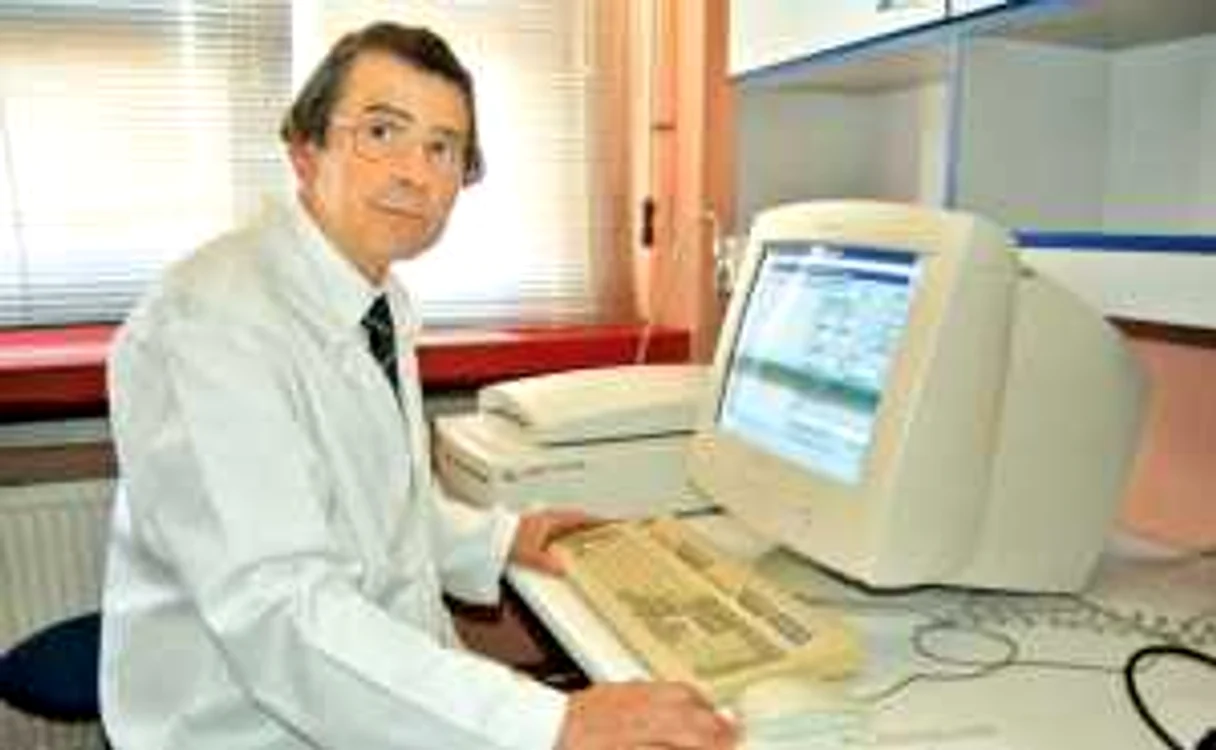 Prof. dr. Gheorghe Benga  îşi petrece cea mai mare  parte a timpului în Laboratorul de Explorări Genetice din cadrul Spitalului Judeţean din Cluj-Napoca