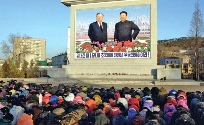 Nord-coreenii le aduc un omagiu liderilor defuncţi, Kim Ir Sen şi Kim Jong Il