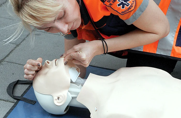 Asigură-te că respiră, pentru a ști ce-i de făcut