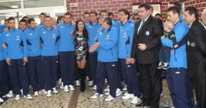 Pandurii s-au fotografiat cu Andra, solista cântând la prezentarea oficială a lotului