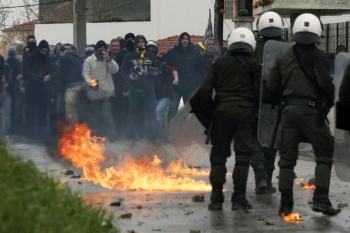 Inbfruntari intre locuitorii orasului grecesc Kreatea si politie impotriva construirii unei gropi de gunoi FOTO AFP