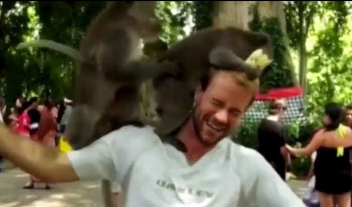 Prietenii au fost pe fază cu telefoanele pregătite şi au urcat imediat pe Internet păţania amicului lor