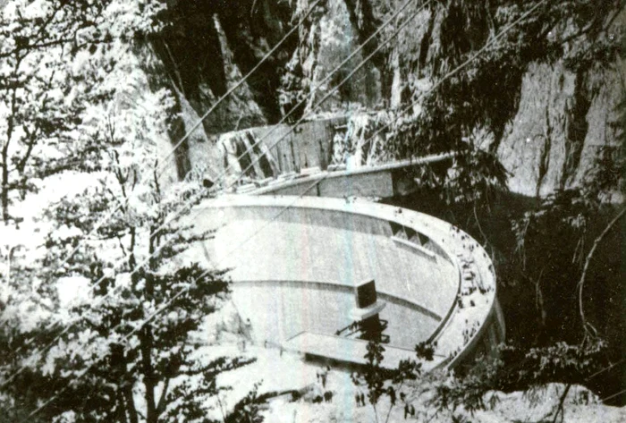 Barajul Vidraru (© „Fototeca online a comunismului românesc”, cota: 264/1970)