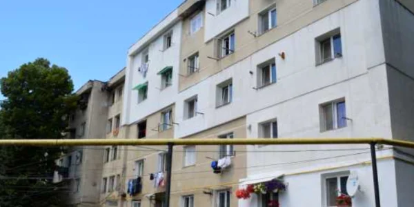 Blocul 32 din Vaslui  găzduieşte fictiv mii de basarabeni FOTO Simona Voicu