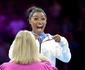 Daniela Silivaș a premiat o pe Simone Biles la Antwerp. FOTO: International Gymnastics Federation