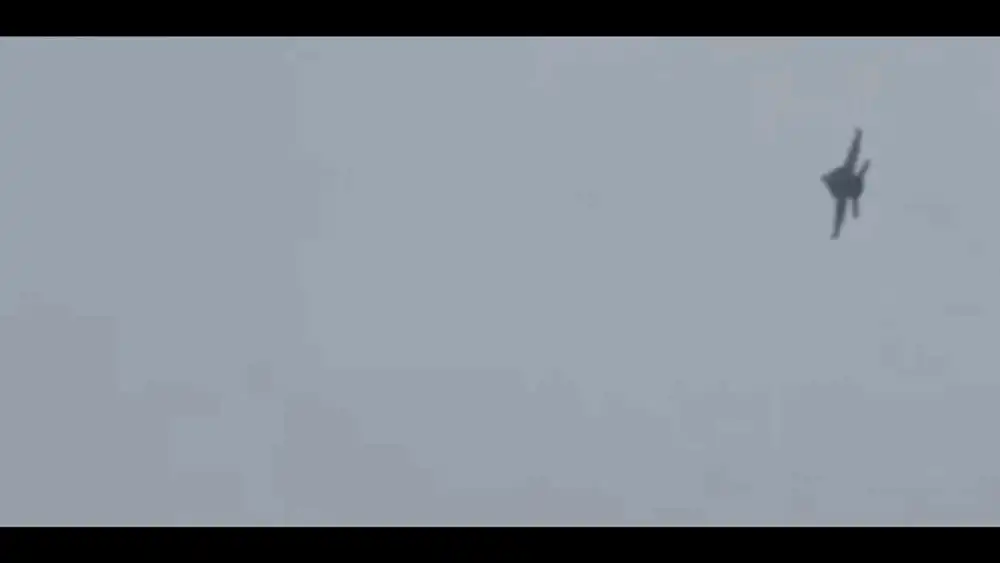 Moment critic deasupra Iranului: imagini dramatice arată cum un avion de luptă american scapă ca prin minune de o rachetă iraniană