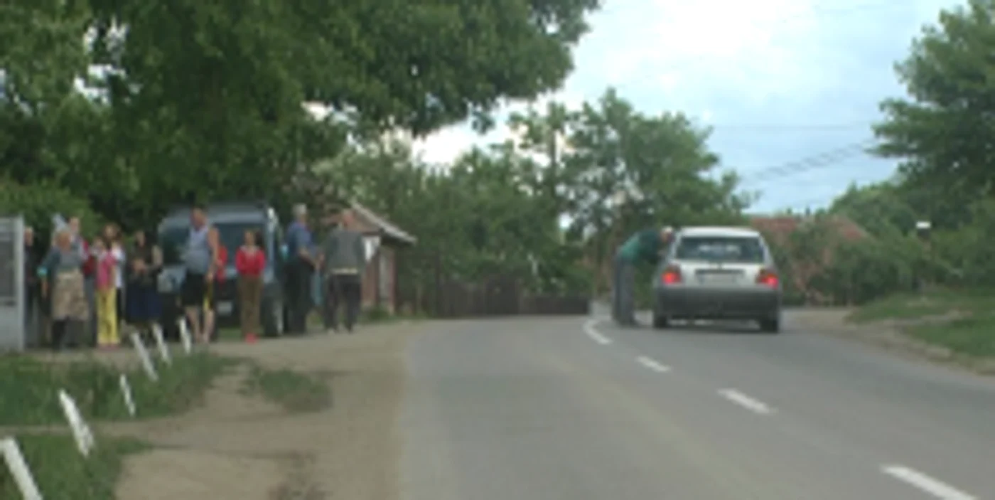Vecinii femeii au luat-o pe fetiţa de 3 ani şi au avut grijă de ea până la sosirea rudelor FOTO Adevărul