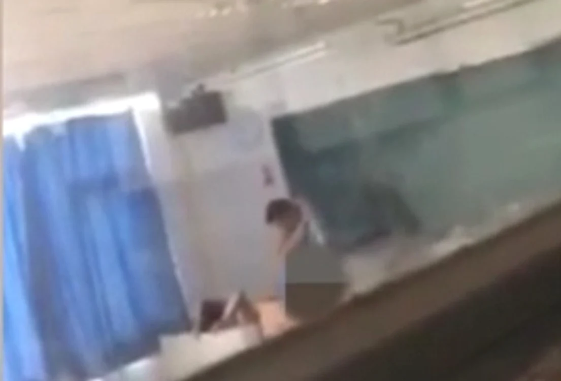 
    Profesorul a fost surprins în timp ce făcea sex cu o studentăFoto captură foto/Youtube  