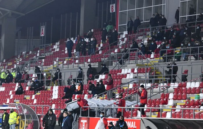 Tribuna oficială a stadionului din Arad a fost suprapopulată pentru un meci în pandemie