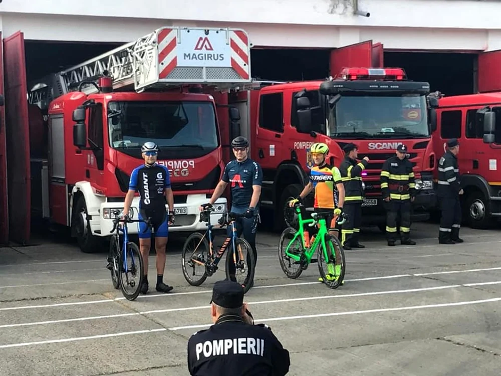 Sebastian(primul din stânga) pedalează pentru copiii de la Casa CID FOTO Facebook/ISU Călăraşi