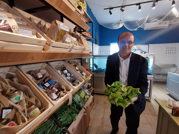  Ioan Dumitrescu ne prezintă bunătățile produse în Stațiunea Didactică FOTO Ștefan Both