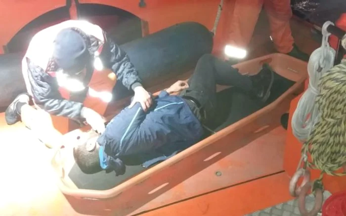 Marinarul înjunghiat a fost adus în port de salvatorii ARSVOM Foto: Sindicat ARSVOM