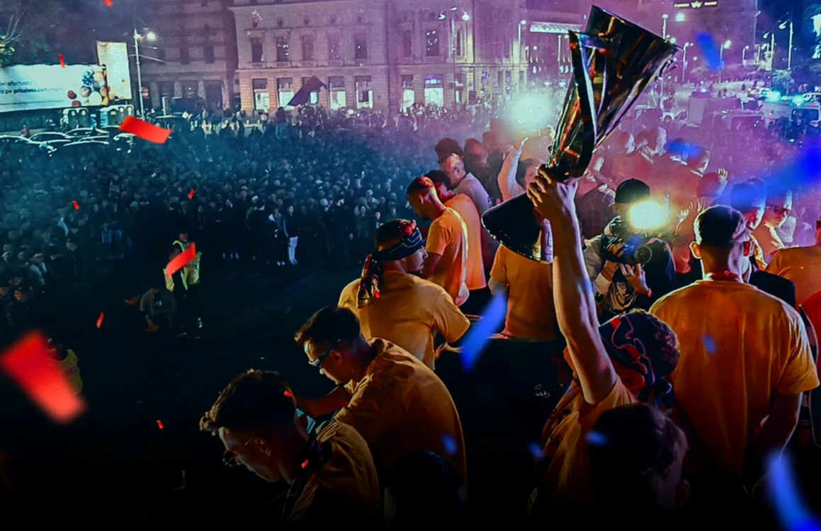 Jucătorii campioanei au sărbătorit alături de fani în Piața Constituției. Foto Facebook FCSB 