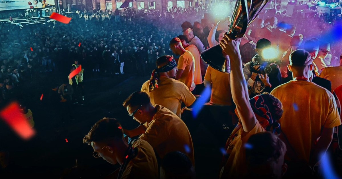 FCSB sărbătorește trofeul Superligii după victoria în fața Craiovei