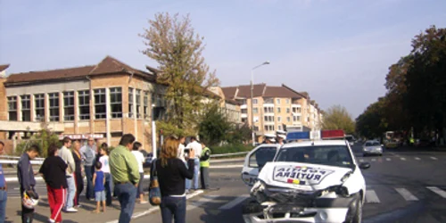 Reşiţa: REGIUNEA PE SCURT / A tăiat calea maşinii de poliţie