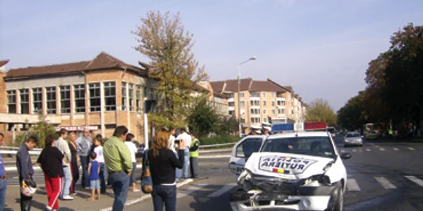 Reşiţa: REGIUNEA PE SCURT / A tăiat calea maşinii de poliţie