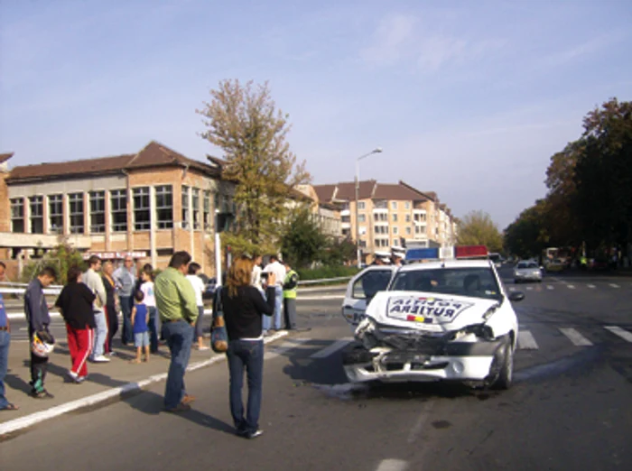 Reşiţa: REGIUNEA PE SCURT / A tăiat calea maşinii de poliţie