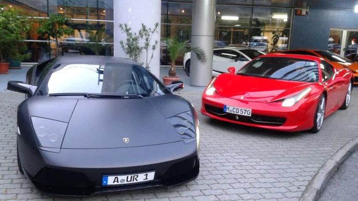 Un Lamborghini şi un Ferrari proaspăt ieşite din fabrică FOTO Ştefan Both