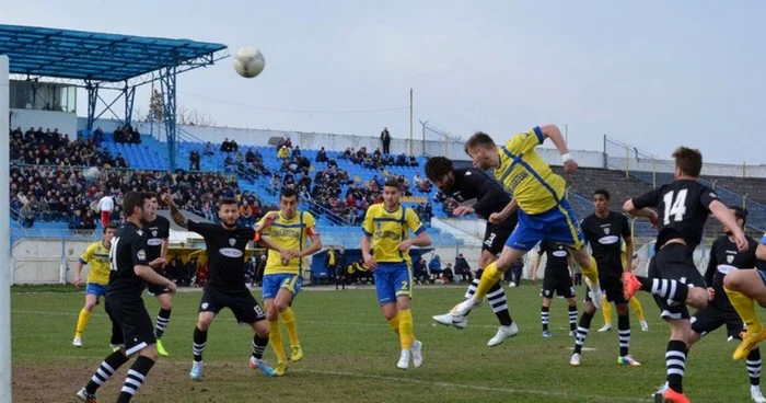 La capătul unui joc cu destule ocazii de poartă de ambele părţi şi cu un om eliminat în tabăra gazdelor, bănăţenii au scos doar o remiză albă, FOTO - portalsm.ro