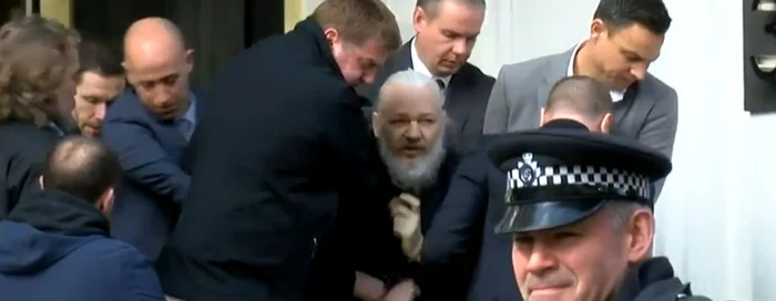 Julian Assange, scos din ambasada Ecuadorului de către poliţia britanică FOTO Captura Video