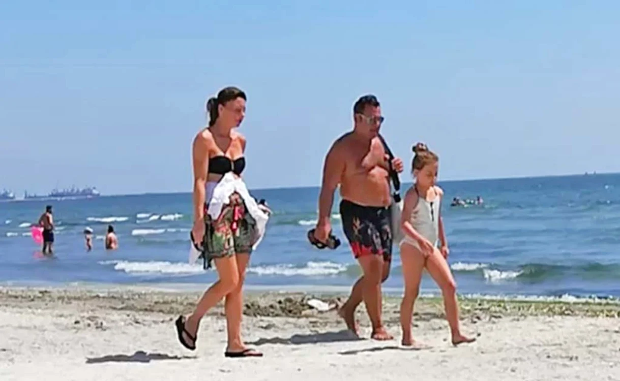 
    Ionuţ Dolănescu are cântări seara, pe litoral. Ziua, se relaxează cu familia la plajă  