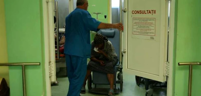 Pacienţii în stare gravă de la Spitalul Judeţean de Urgenţă din Craiova scot bani din buzunar ca să fie îngrijiţi.