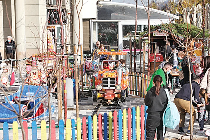 În ”buricul” Bucureştiului copiii pot patina FOTOGRAFII: Sever Gheorghe
