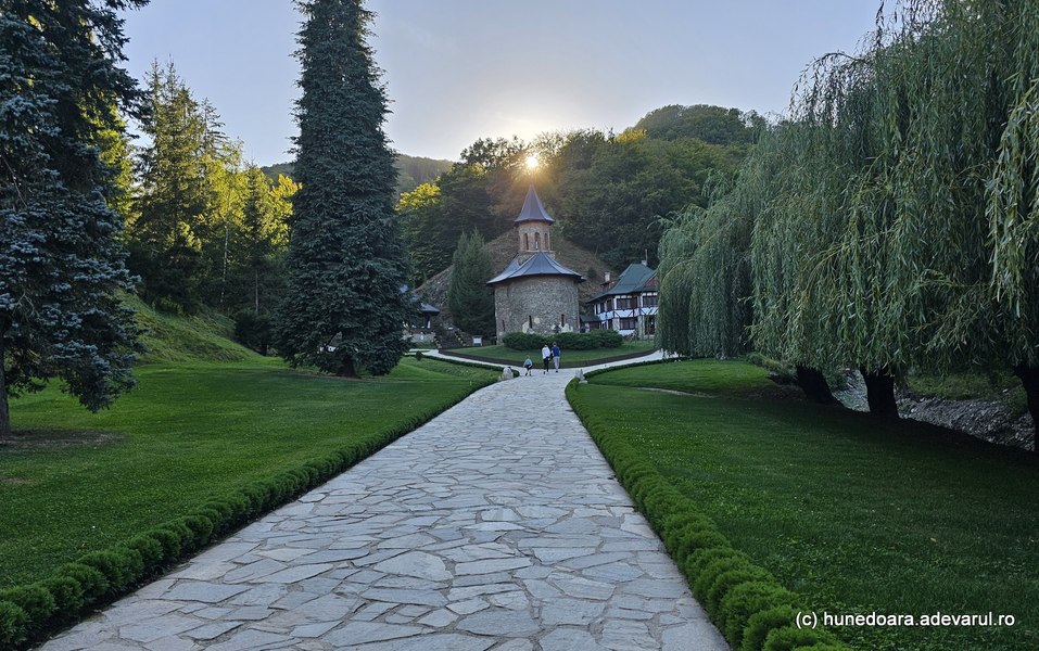 Sfântul Ioan de la Prislop, pomenit la mănăstire. Legende stranii despre călugărul lui Mihai Viteazul 