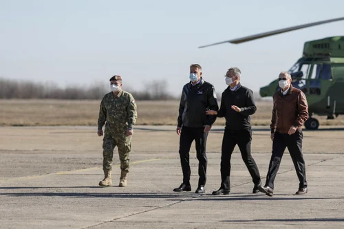 Soldaţii americani întâmpinaţi la Baza Kogălniceanu de Klaus Iohannis şi Jens Stoltenberg. Foto  Inquam Photos / Octav Ganea