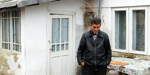 Locatarii din casele dărăpănate sunt de acord să se mute dacă vor avea condiţii mai bune