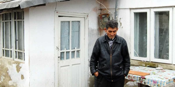 Locatarii din casele dărăpănate sunt de acord să se mute dacă vor avea condiţii mai bune