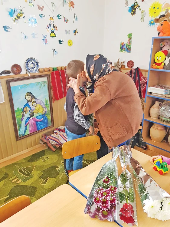 
    Copiii de la grădiniță  i-au adus flori   