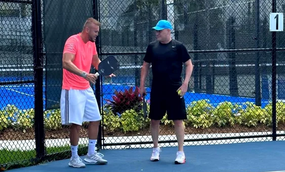 Andre Agassi îl ascultă atent pe Eden