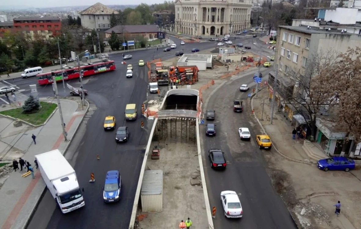 Şantierul pentru construirea pasajului subteran de la Fundaţie FOTO oradeiasi.ro