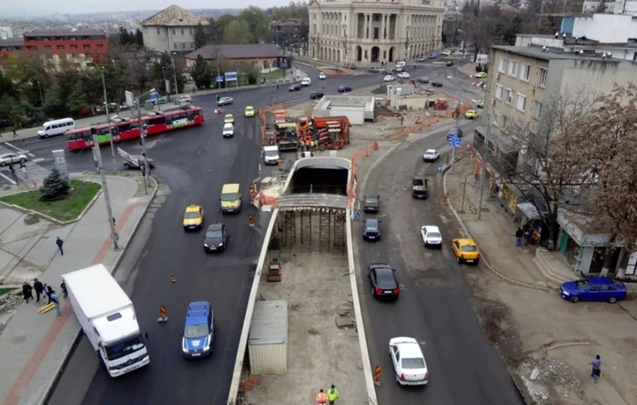 Şantierul pentru construirea pasajului subteran de la Fundaţie FOTO oradeiasi.ro