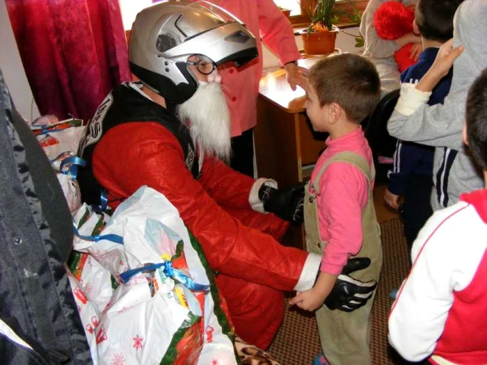 MotoMoş Crăciun la copiii din centrul Cocorii