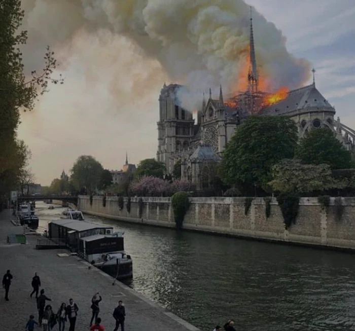 Catedrala Notre Dame, cuprinsă de flăcări luni seara, în jurul orei locale 18.50