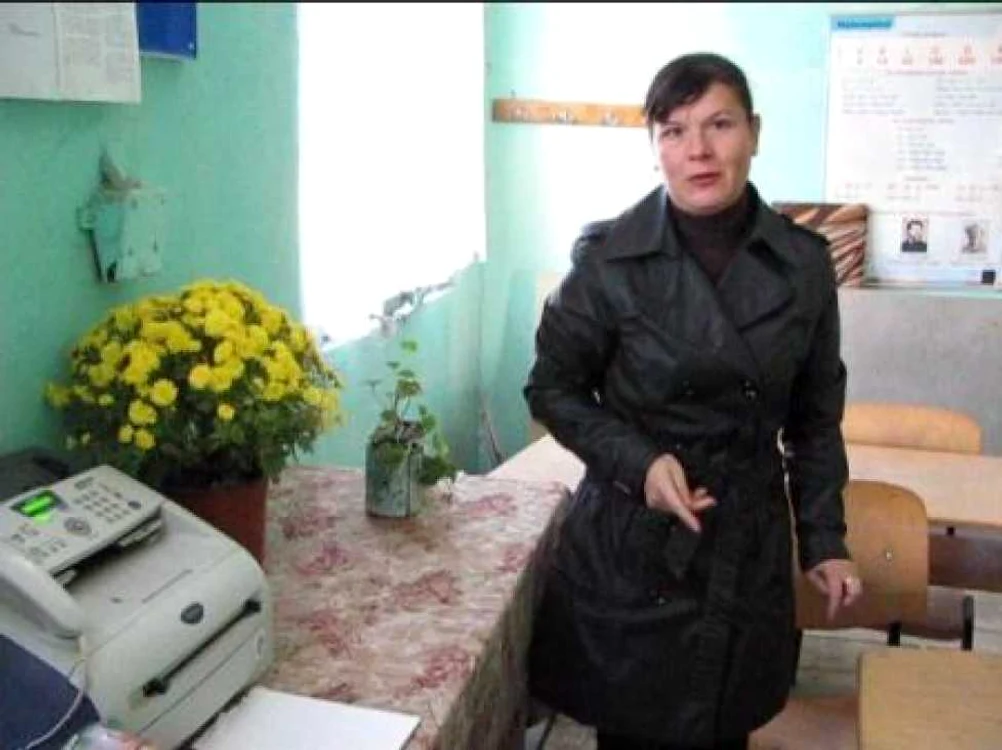 Copiii susţin că s-au găsit păduchi şi pe catedră, însă directoarea susţine că florile sunt de vină