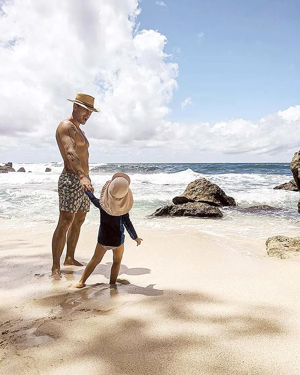 “Am găsit un parc  de distracţii doar al  nostru”, se mândreşte  Drăghia, arătând cât de  goale sunt plaja şi piscina