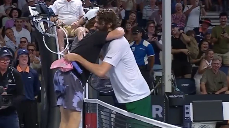 Scenă comică la turneul de tenis de la Brisbane. Un jucător scund s-a urcat pe scaun, ca să-și salute adversarul